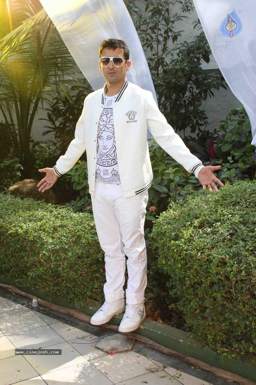 Meet Brothers at Ishq Ne Crazy Kiya Hai On Location - 15 / 44 photos