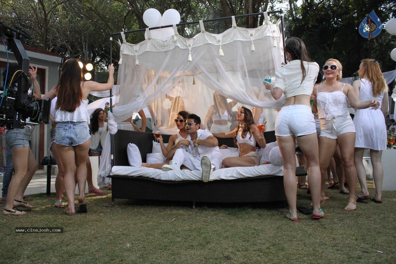 Meet Brothers at Ishq Ne Crazy Kiya Hai On Location - 19 / 44 photos