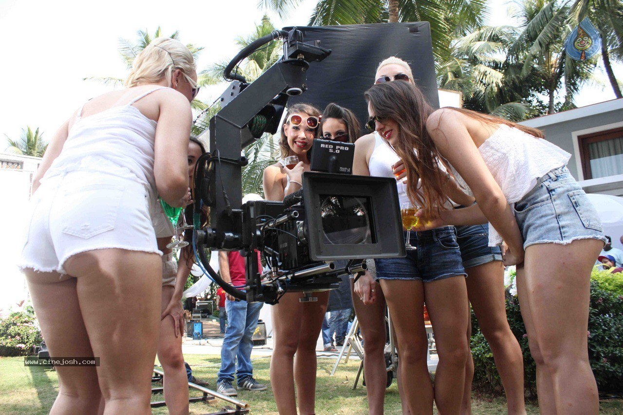 Meet Brothers at Ishq Ne Crazy Kiya Hai On Location - 43 / 44 photos