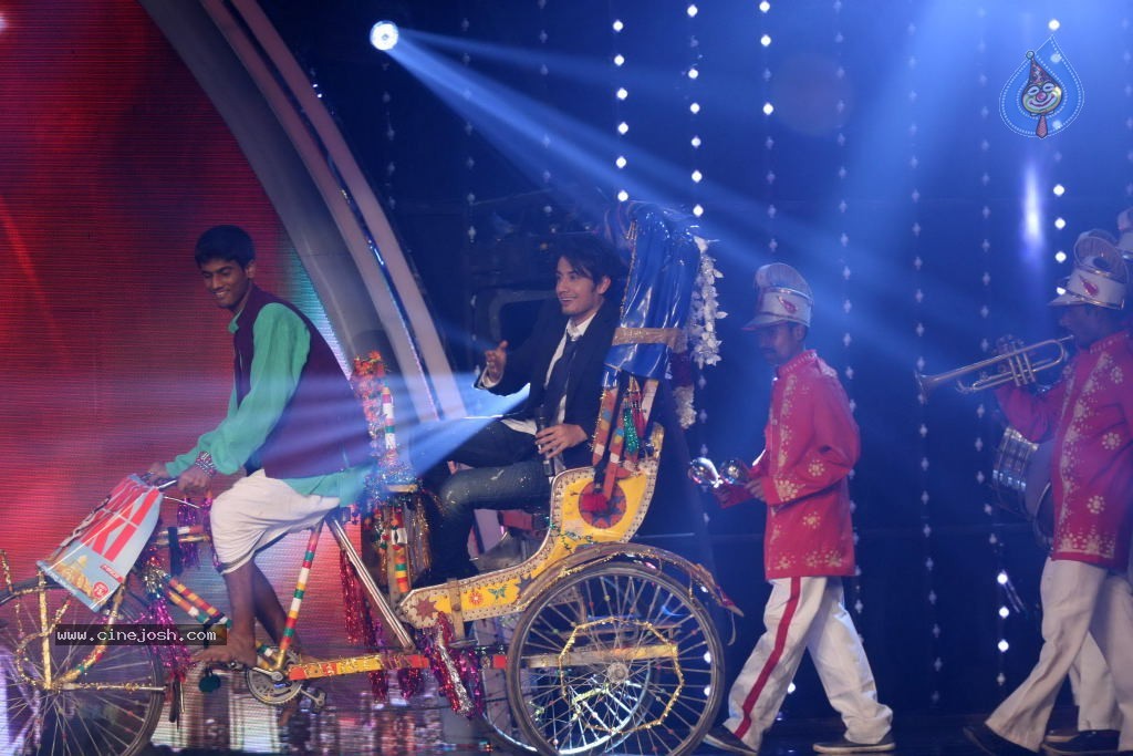 Mere Brother ki Dulhan Cast at INDIAs Got Talent Sets - 4 / 25 photos