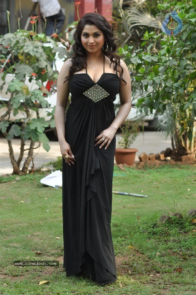 Misti Mukherjee Hot Stills - 7 / 58 photos