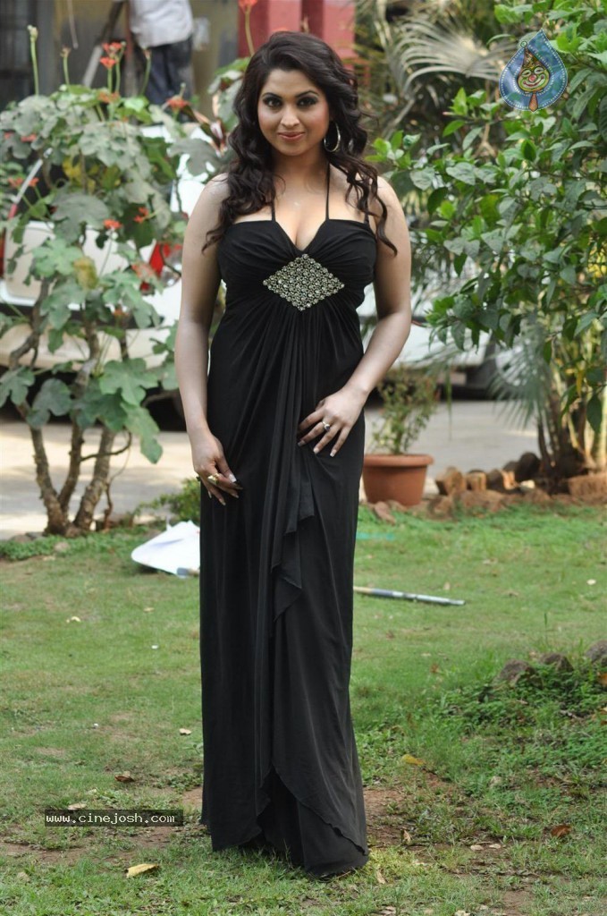 Misti Mukherjee Hot Stills - 14 / 58 photos