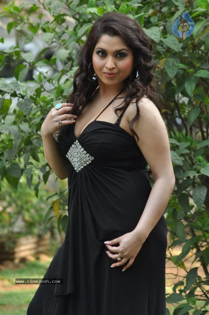 Misti Mukherjee Hot Stills - 17 / 58 photos