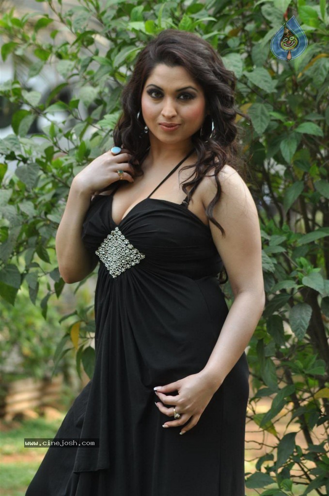 Misti Mukherjee Hot Stills - 22 / 58 photos