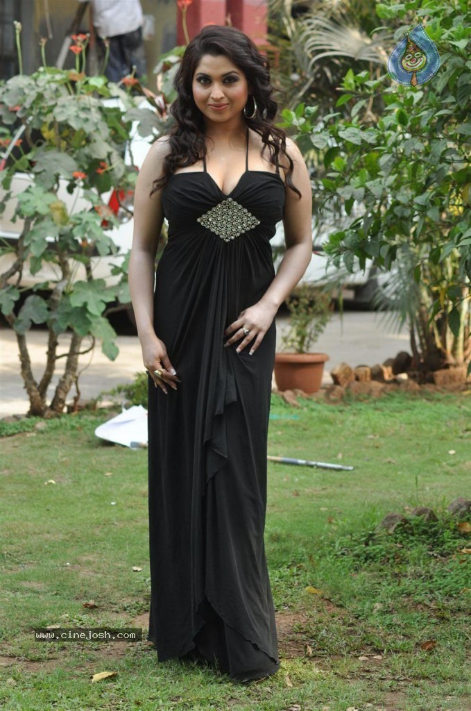 Misti Mukherjee Hot Stills - 28 / 58 photos