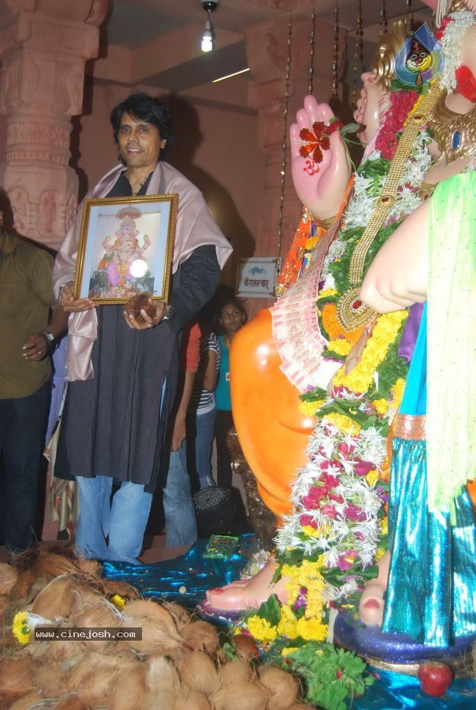 MOD Movie Team Visited Andheri Cha Raja - 12 / 25 photos