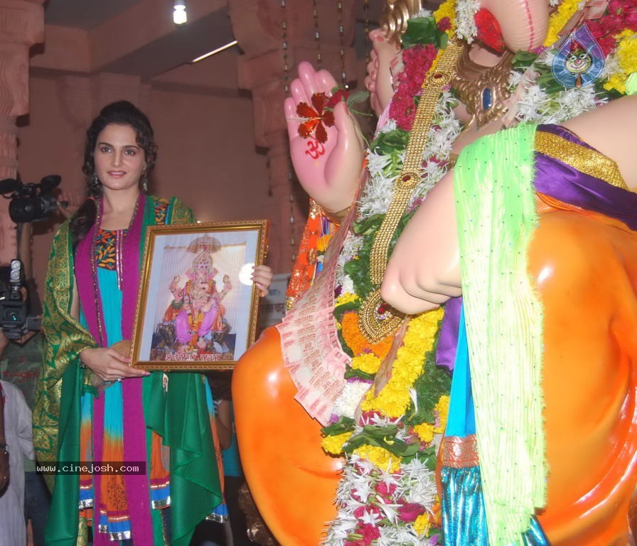 MOD Movie Team Visited Andheri Cha Raja - 13 / 25 photos