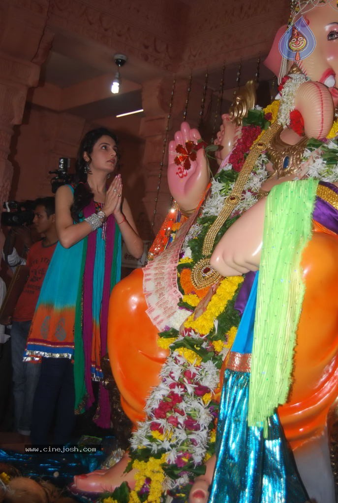 MOD Movie Team Visited Andheri Cha Raja - 24 / 25 photos