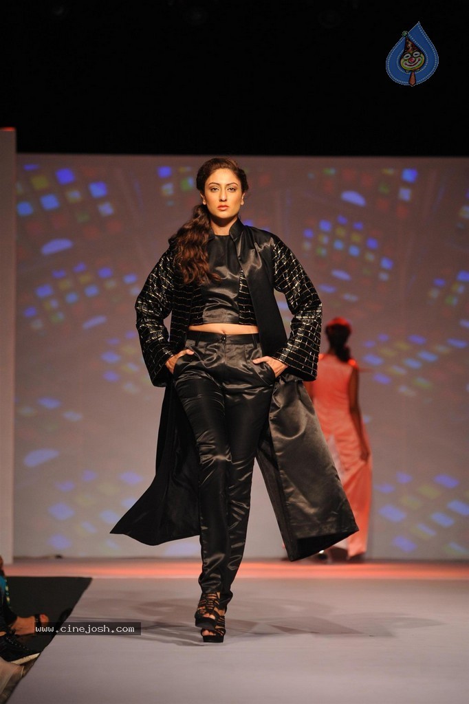 ModArt International Annual Graduating Fashion Show - 65 / 137 photos