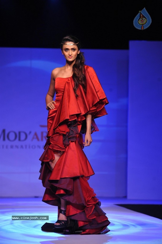 ModArt International Annual Graduating Fashion Show - 86 / 137 photos