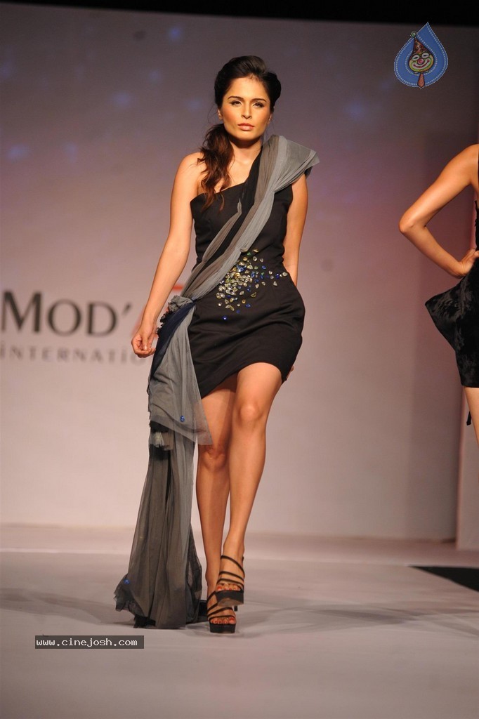 ModArt International Annual Graduating Fashion Show - 88 / 137 photos