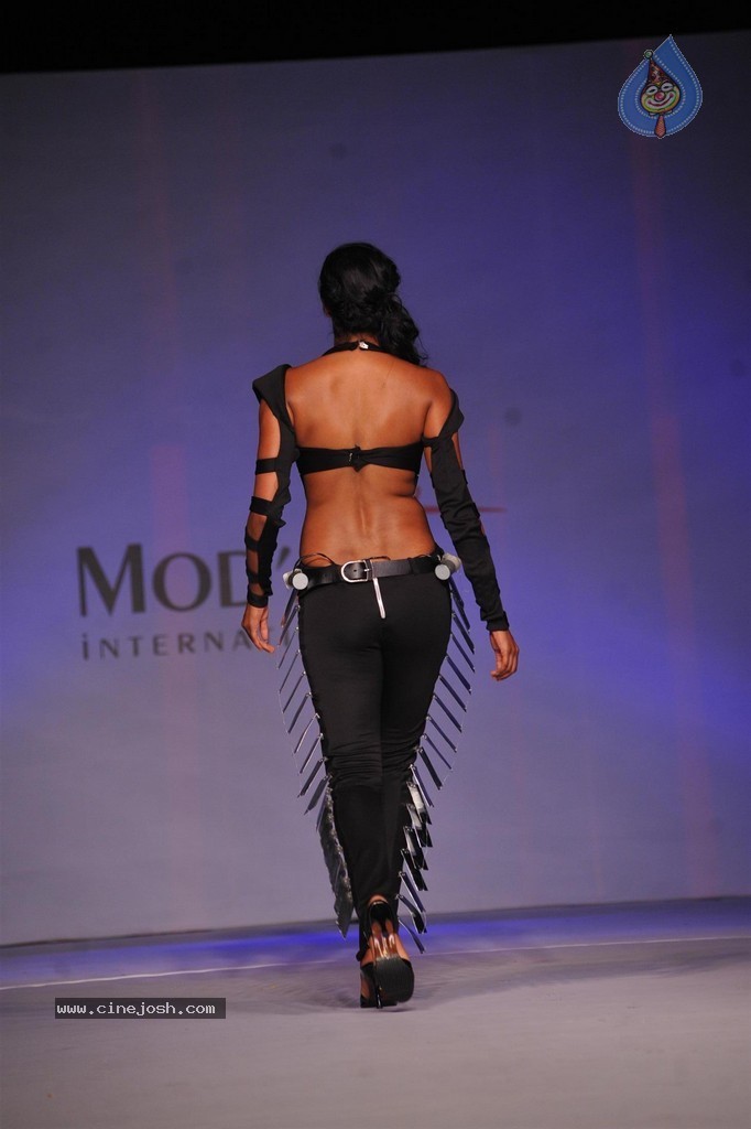 ModArt International Annual Graduating Fashion Show - 95 / 137 photos