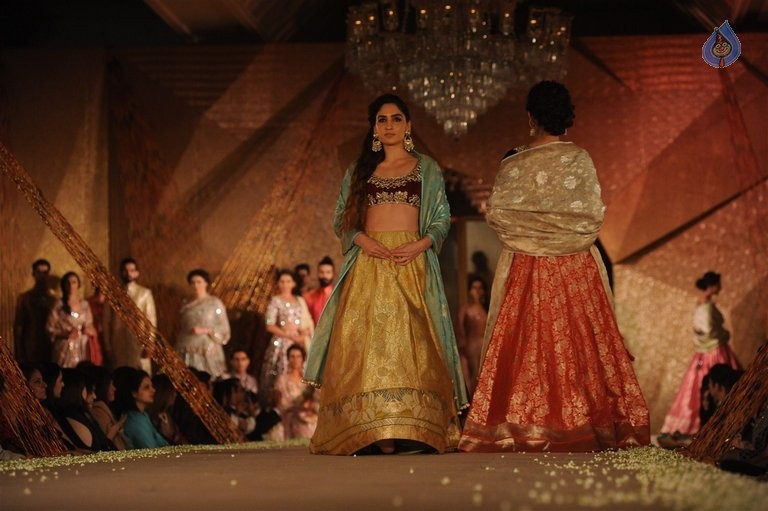 Models Walk the Ramp at Sahachari Foundation Event - 23 / 42 photos