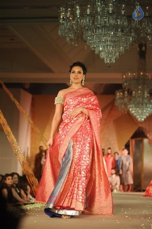 Models Walk the Ramp at Sahachari Foundation Event - 27 / 42 photos