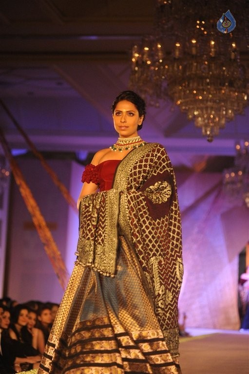Models Walk the Ramp at Sahachari Foundation Event - 35 / 42 photos