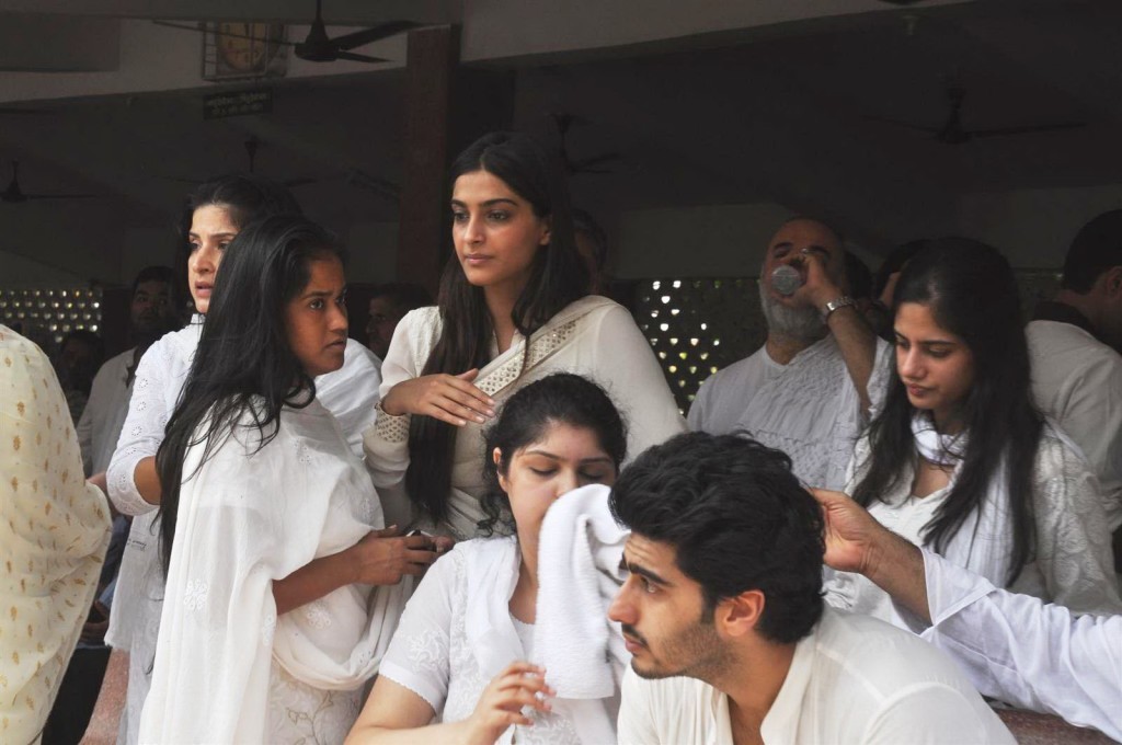 Mona Kapoor Funeral Ceremony - 1 / 68 photos
