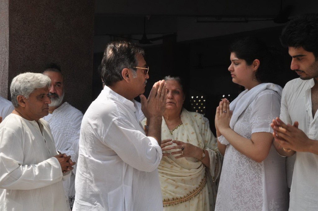 Mona Kapoor Funeral Ceremony - 2 / 68 photos