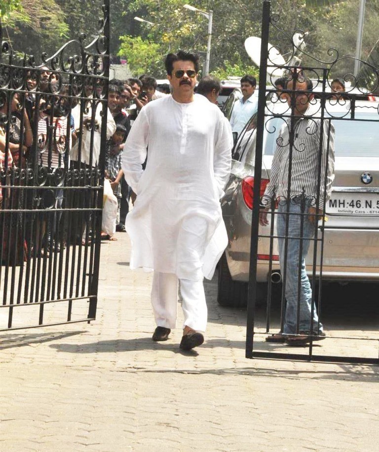 Mona Kapoor Funeral Ceremony - 7 / 68 photos