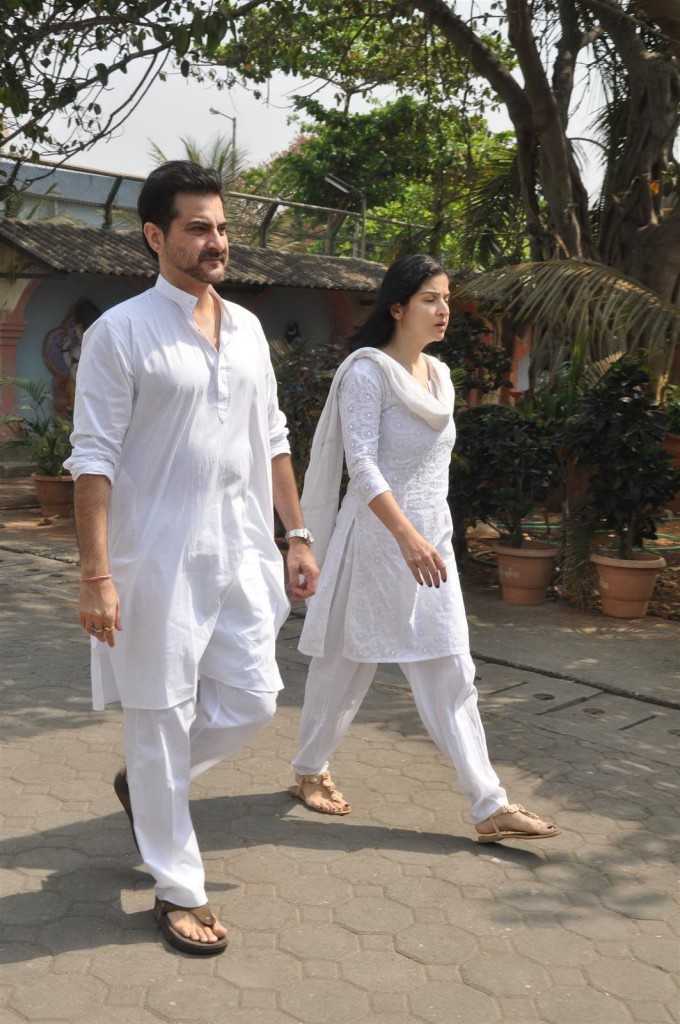 Mona Kapoor Funeral Ceremony - 10 / 68 photos