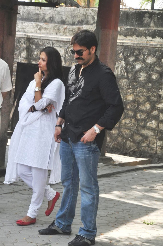 Mona Kapoor Funeral Ceremony - 11 / 68 photos