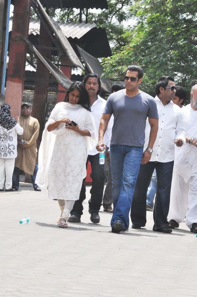 Mona Kapoor Funeral Ceremony - 13 / 68 photos