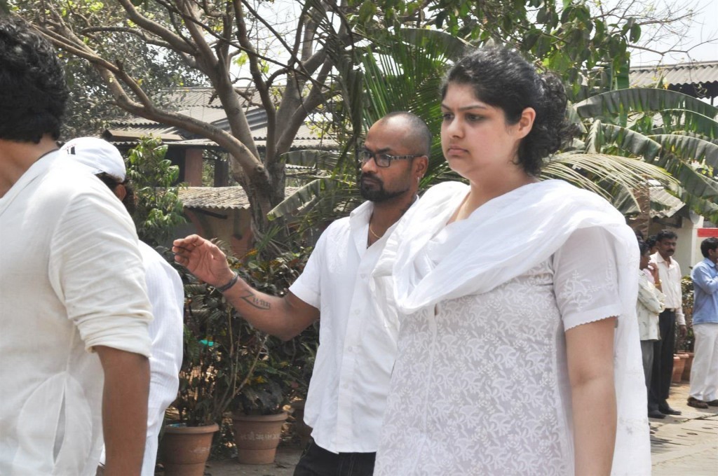 Mona Kapoor Funeral Ceremony - 15 / 68 photos