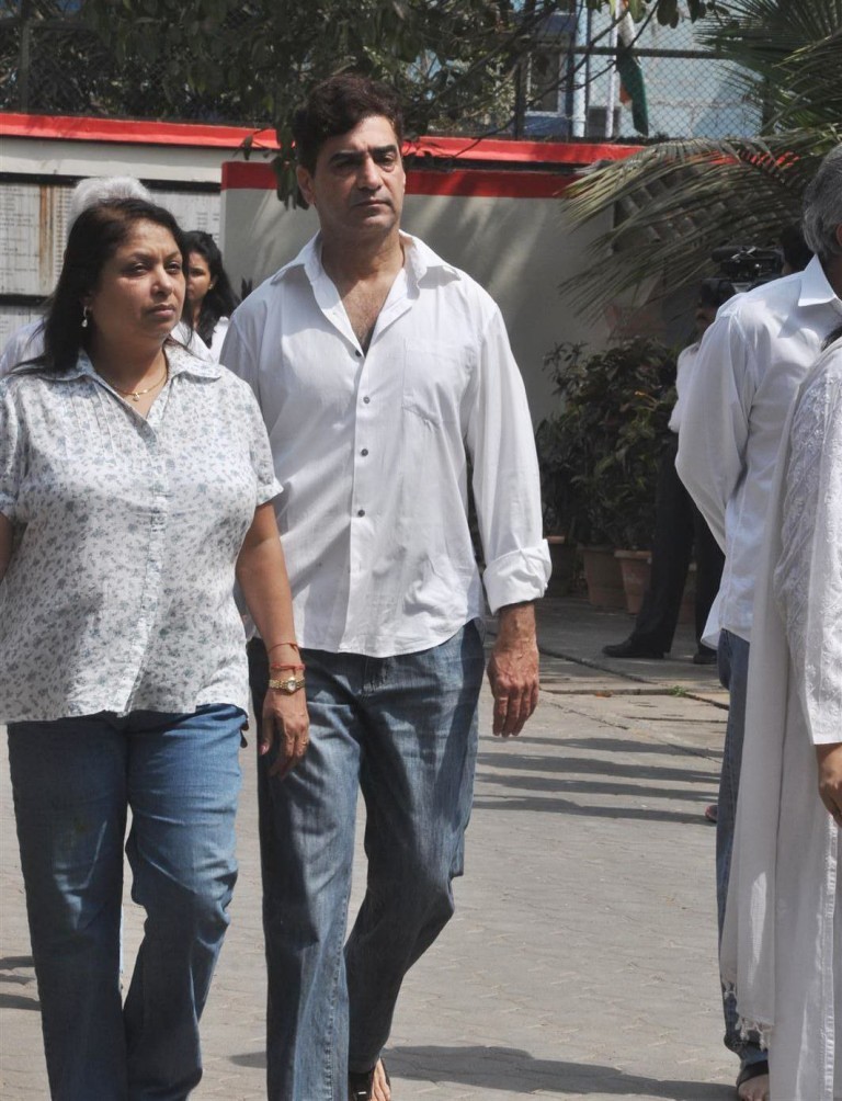 Mona Kapoor Funeral Ceremony - 19 / 68 photos