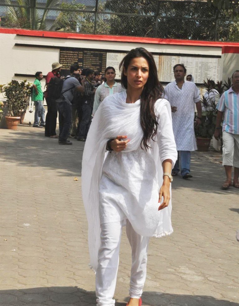Mona Kapoor Funeral Ceremony - 20 / 68 photos