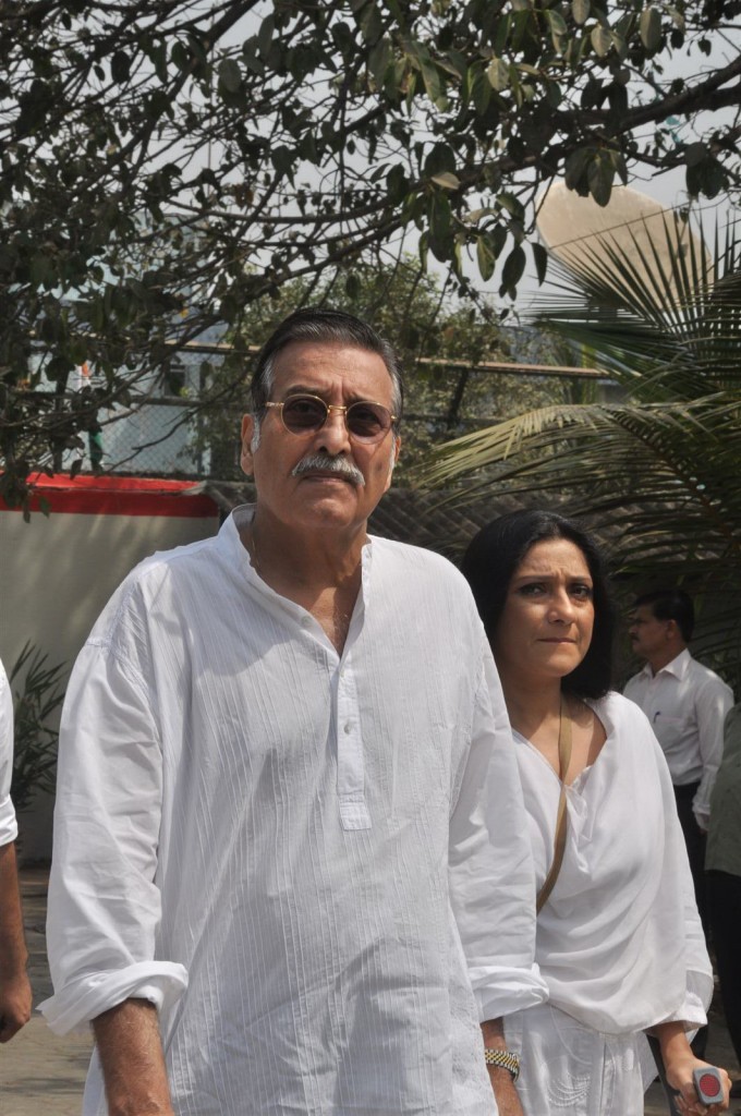 Mona Kapoor Funeral Ceremony - 26 / 68 photos