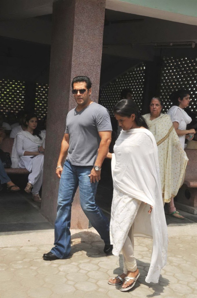 Mona Kapoor Funeral Ceremony - 39 / 68 photos