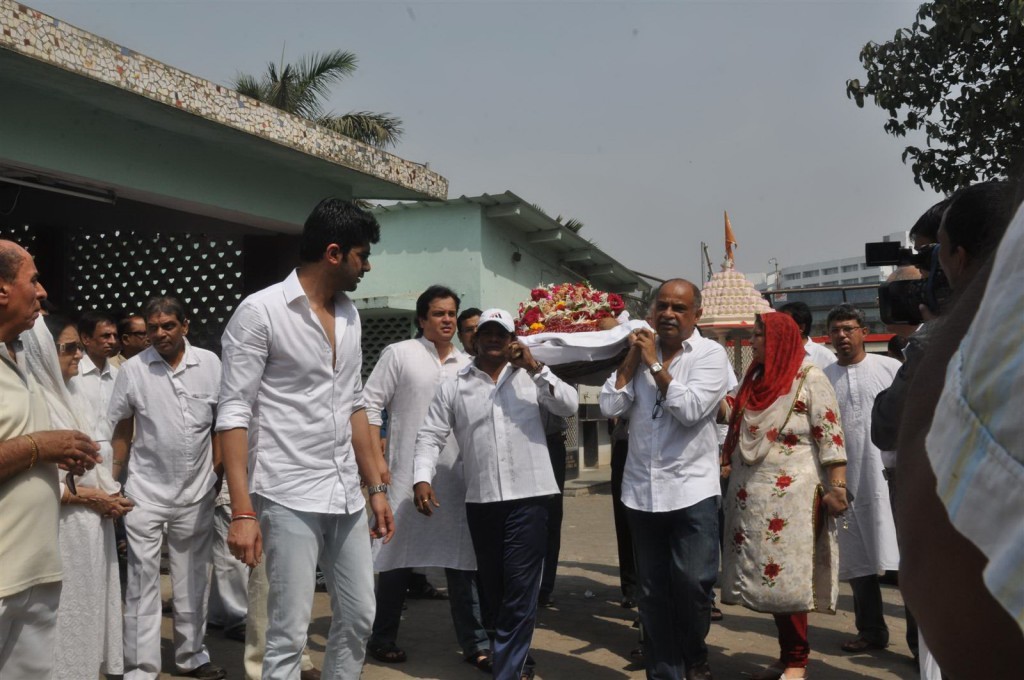 Mona Kapoor Funeral Ceremony - 43 / 68 photos