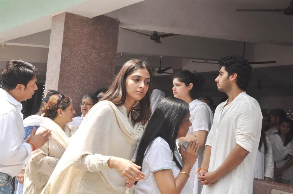 Mona Kapoor Funeral Ceremony - 45 / 68 photos