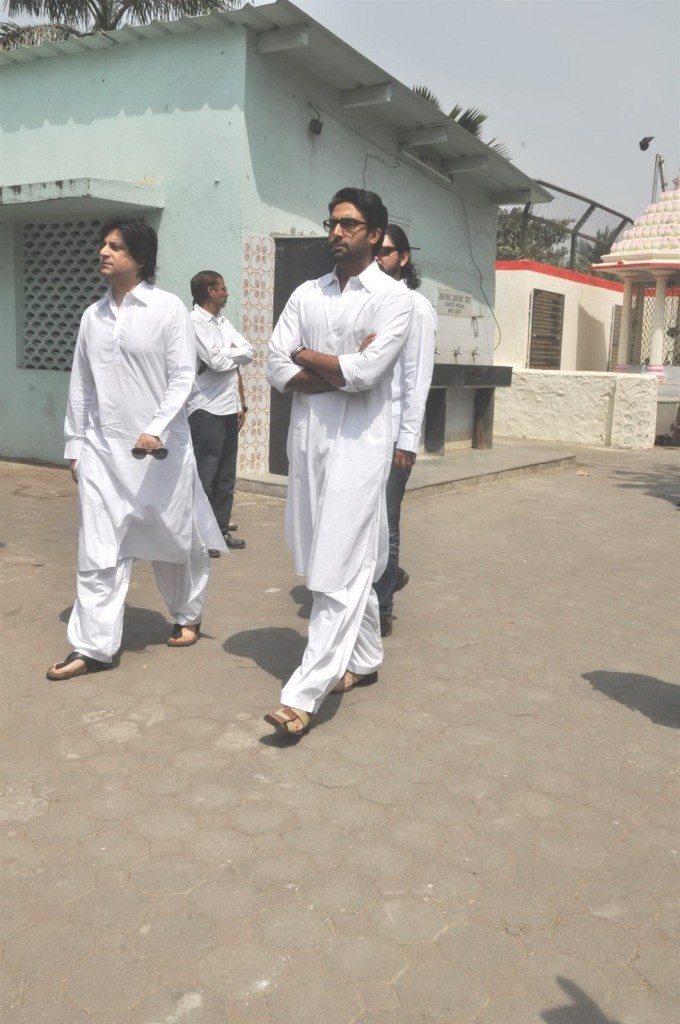 Mona Kapoor Funeral Ceremony - 52 / 68 photos