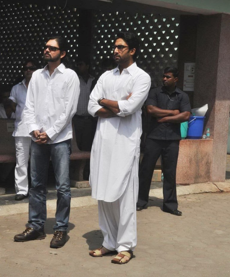 Mona Kapoor Funeral Ceremony - 53 / 68 photos