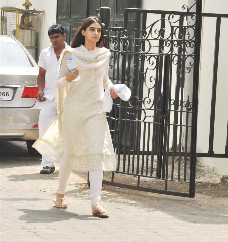 Mona Kapoor Funeral Ceremony - 60 / 68 photos