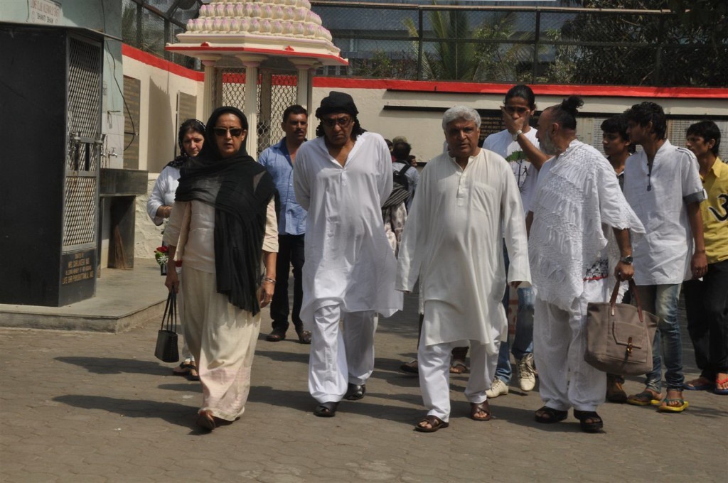 Mona Kapoor Funeral Ceremony - 61 / 68 photos