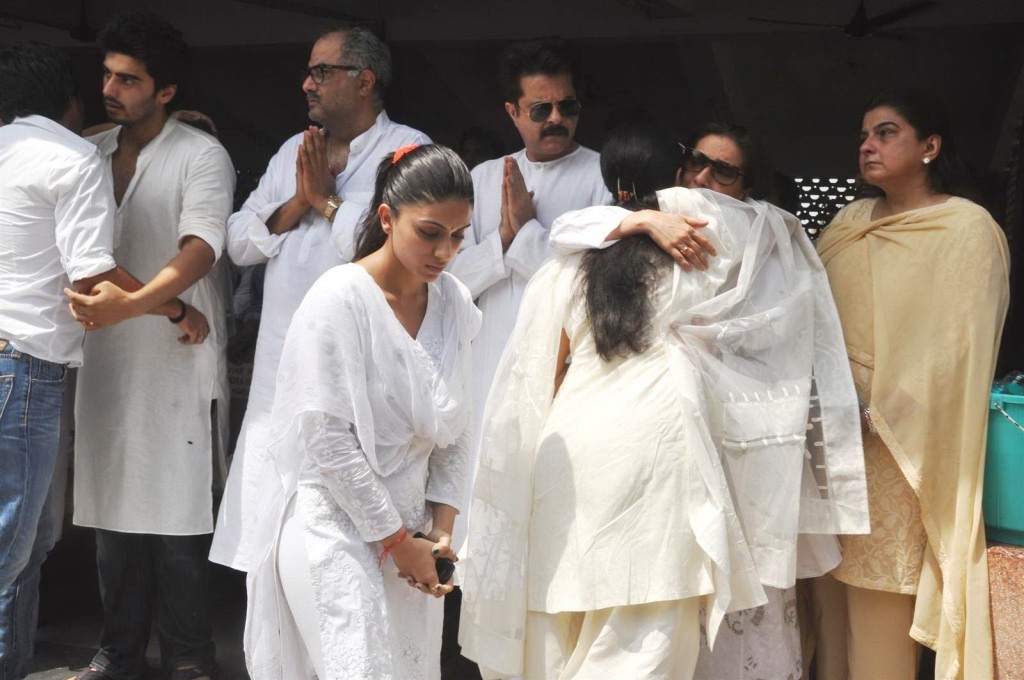 Mona Kapoor Funeral Ceremony - 66 / 68 photos