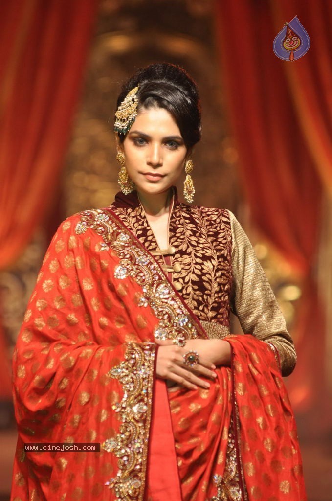 Mugdha Godse at Bridal Couture Show - 29 / 47 photos