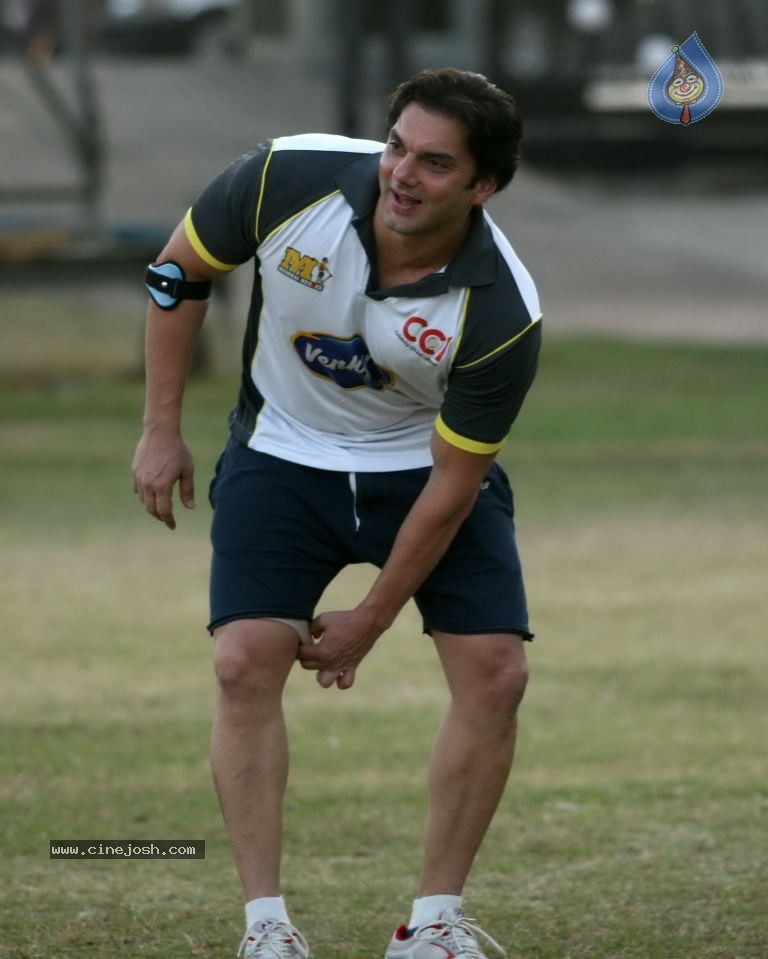 Mumbai Heroes vs Boxyboyz Match for CCL - 4 / 111 photos