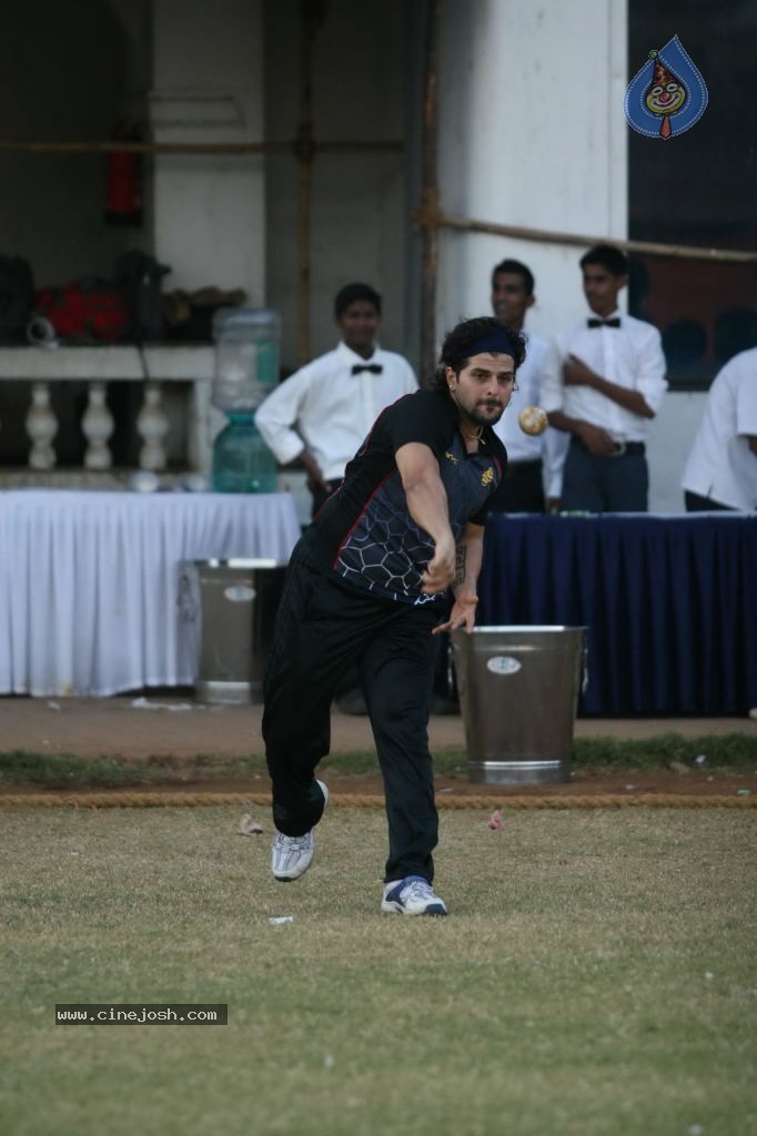 Mumbai Heroes vs Boxyboyz Match for CCL - 10 / 111 photos