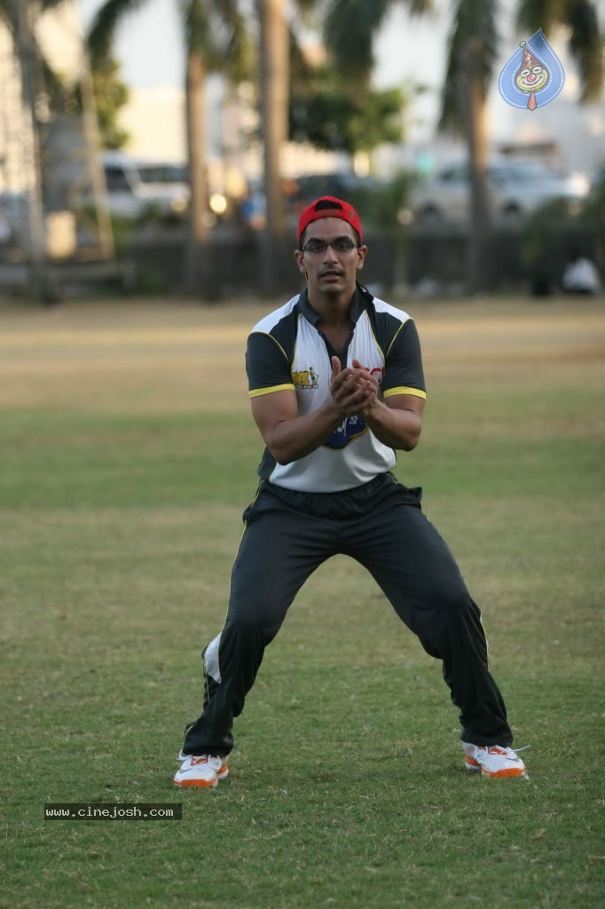 Mumbai Heroes vs Boxyboyz Match for CCL - 11 / 111 photos