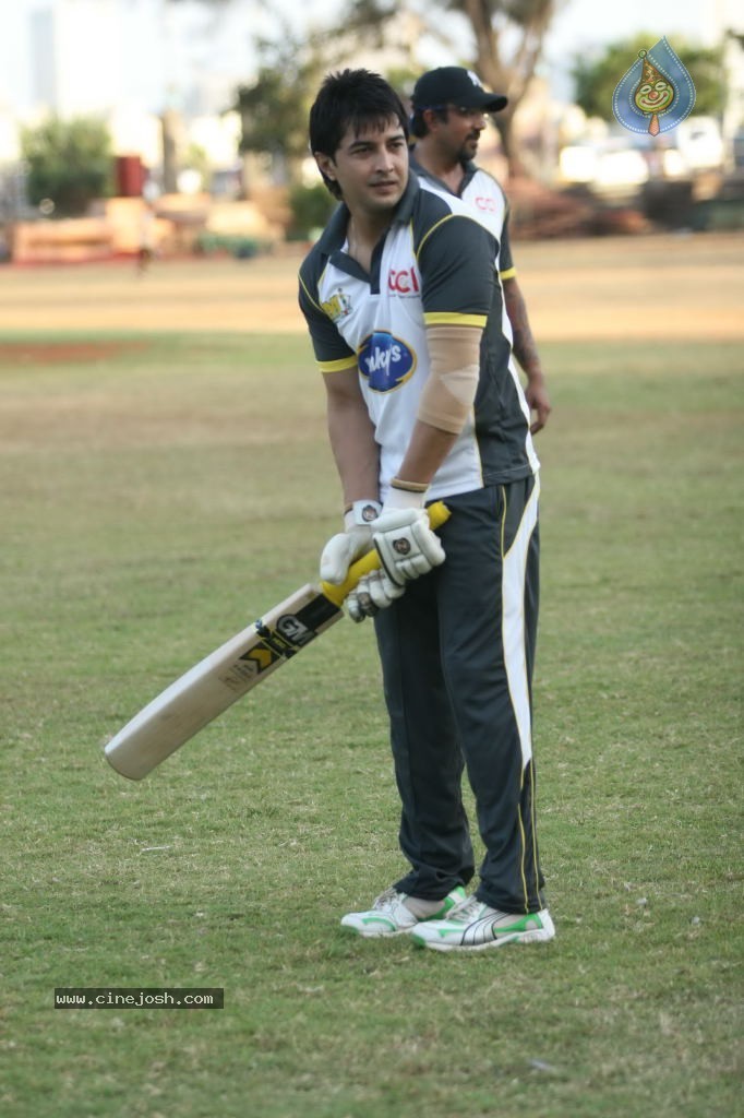 Mumbai Heroes vs Boxyboyz Match for CCL - 12 / 111 photos