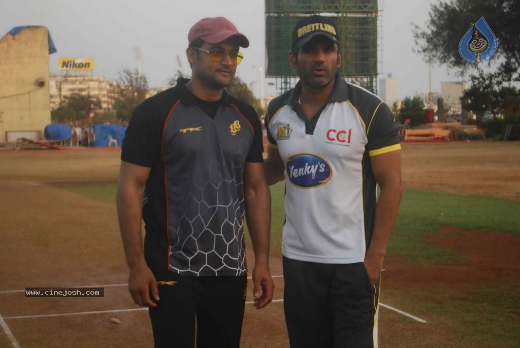 Mumbai Heroes vs Boxyboyz Match for CCL - 14 / 111 photos