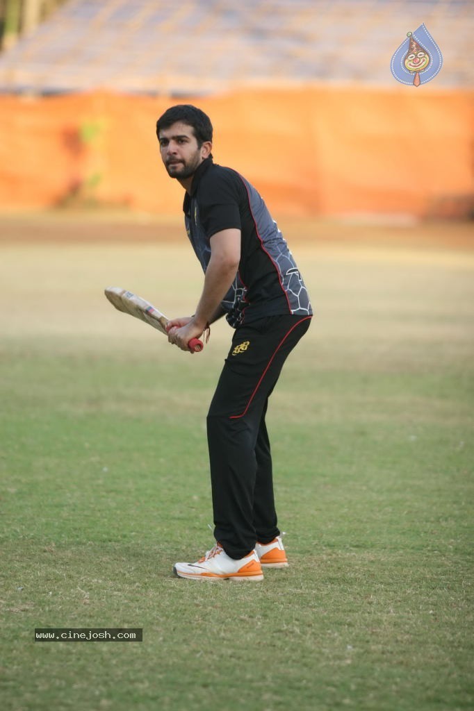 Mumbai Heroes vs Boxyboyz Match for CCL - 17 / 111 photos