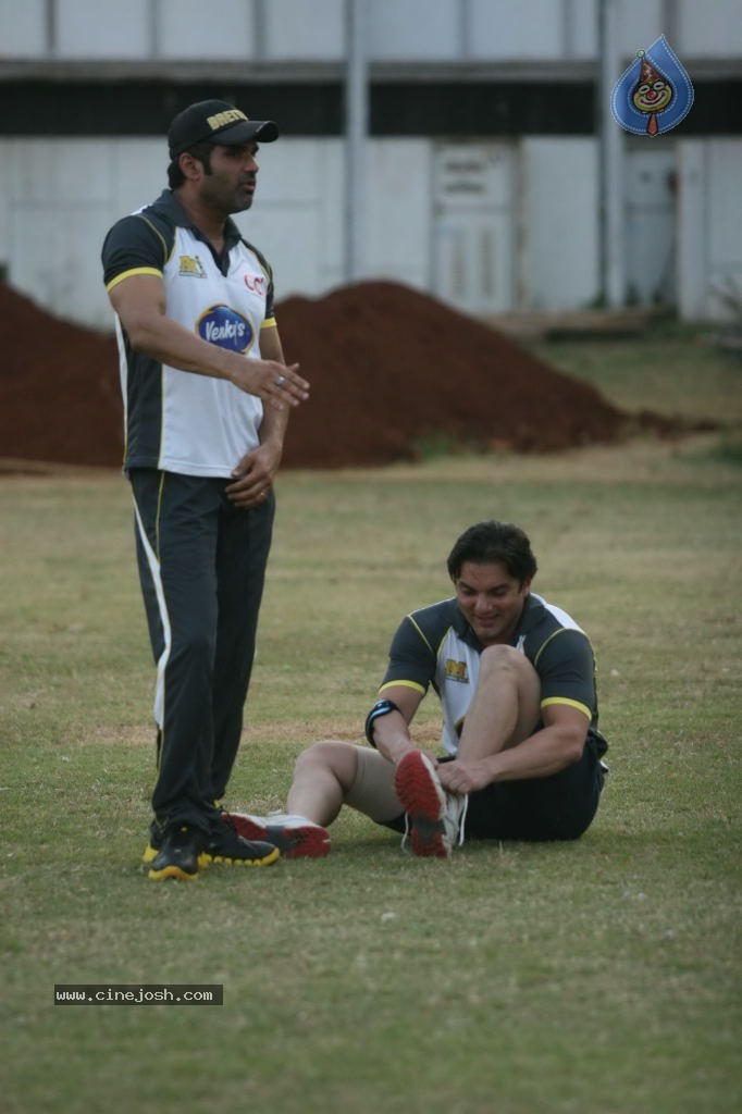 Mumbai Heroes vs Boxyboyz Match for CCL - 18 / 111 photos