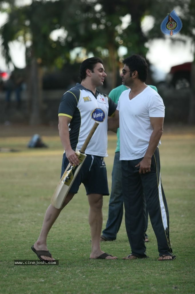 Mumbai Heroes vs Boxyboyz Match for CCL - 23 / 111 photos