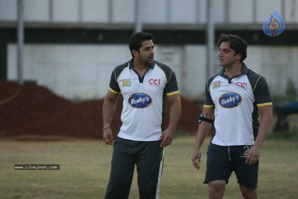 Mumbai Heroes vs Boxyboyz Match for CCL - 27 / 111 photos