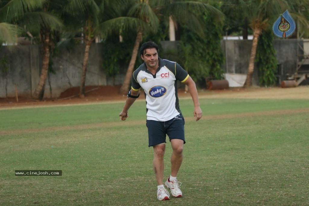 Mumbai Heroes vs Boxyboyz Match for CCL - 30 / 111 photos