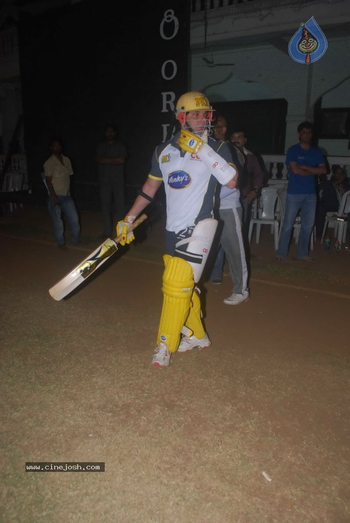Mumbai Heroes vs Boxyboyz Match for CCL - 32 / 111 photos