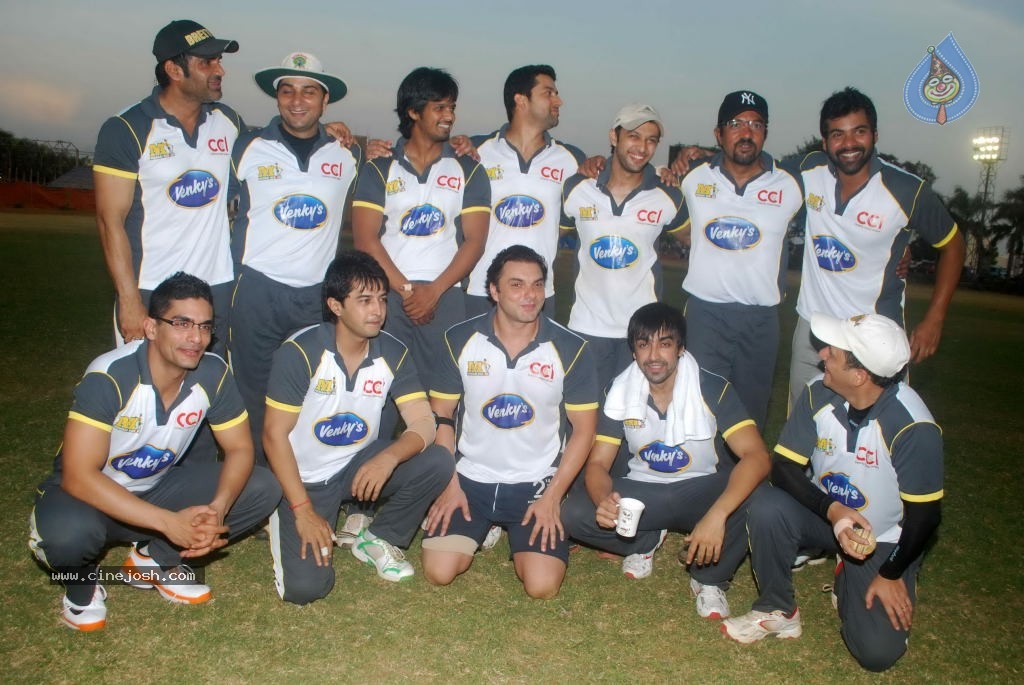 Mumbai Heroes vs Boxyboyz Match for CCL - 34 / 111 photos